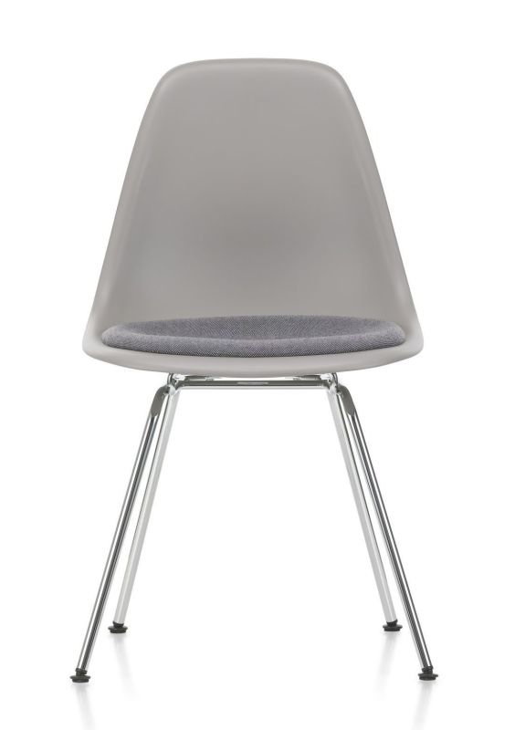 Grauer Eames Stuhl mit Sitzpolster und Chromgestell von Vitra. Designklassiker für Wohnen und Büro.